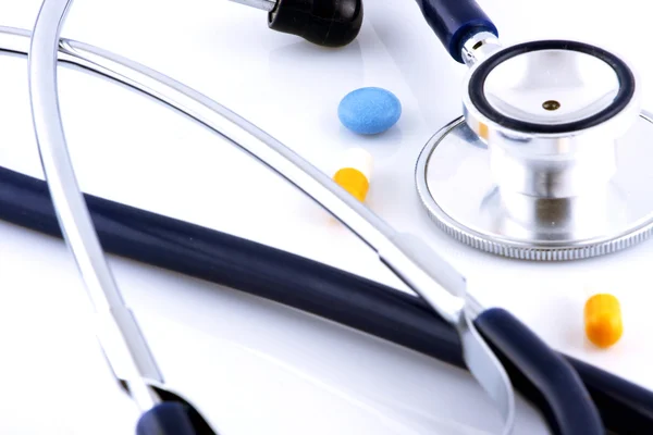 Tabletten und ein Stethoskop — Stockfoto