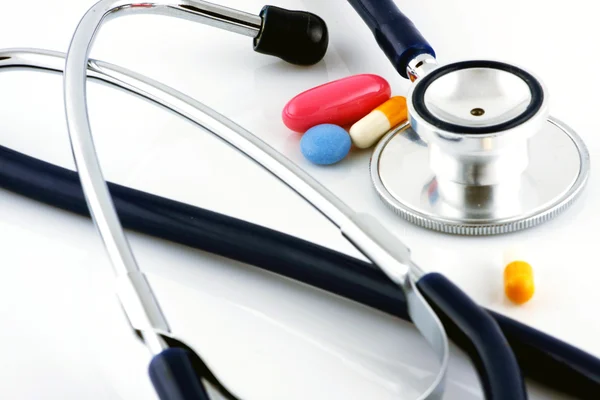 Tablety a stetoskopem — Stock fotografie