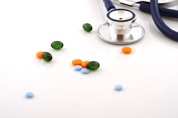 Tabletten en een stethoscoop — Stockfoto