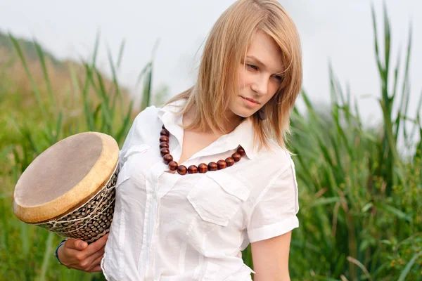 Девушка с барабаном — стоковое фото