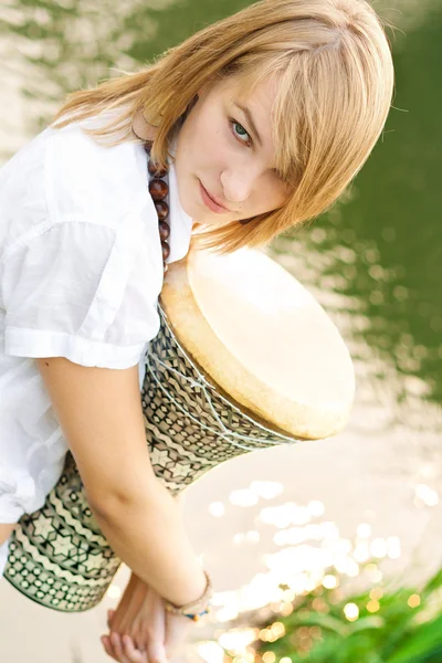 ドラムを持つ少女 — ストック写真
