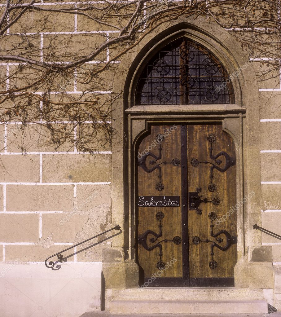 La puerta vieja en la ciudad de mdina, malta. — Foto de stock