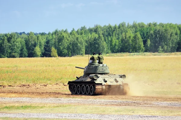 Боевой танк Второй мировой войны Т-34 на марше . — стоковое фото
