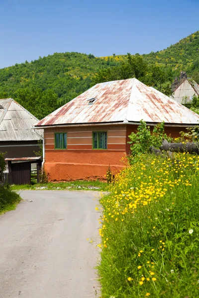 Casa arancione in un villaggio rumeno — Foto Stock
