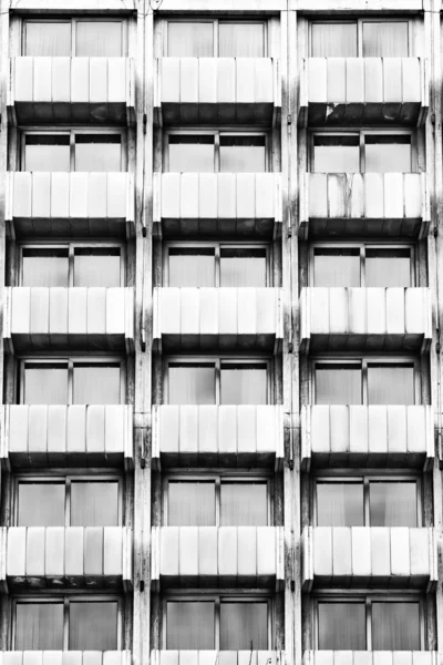 Edifício preto e branco — Fotografia de Stock