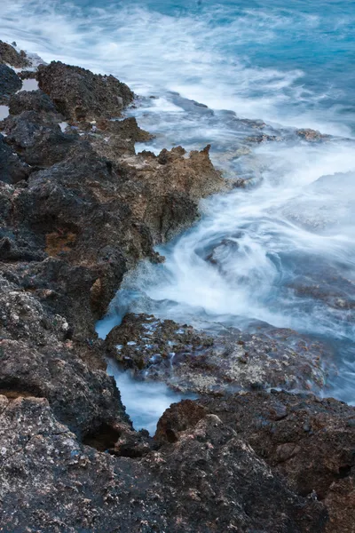 Waves crushing onto rocks — Stock Photo, Image