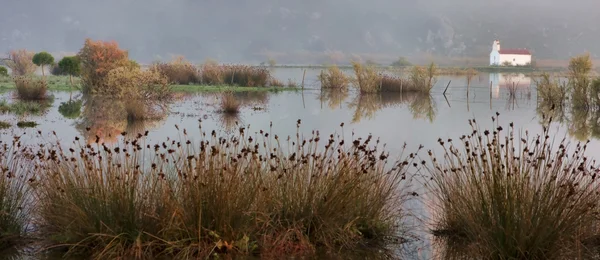 Capilla en el lago Prokopos —  Fotos de Stock