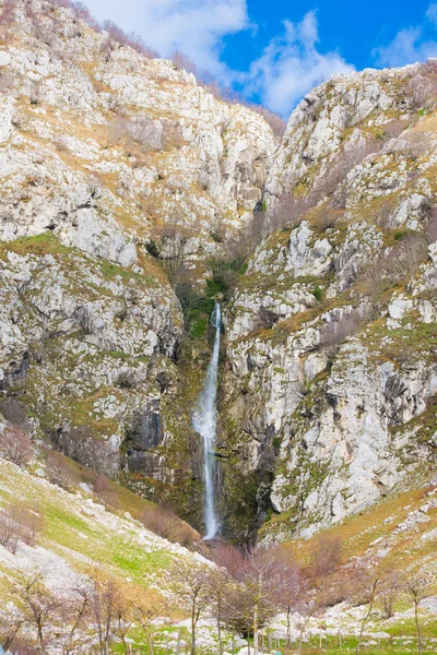 Wodospad w lago del matese — Zdjęcie stockowe
