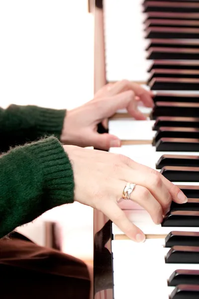 Woman hands playing at the piano — Stock Photo, Image