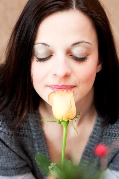 Femme sentant une rose — Photo