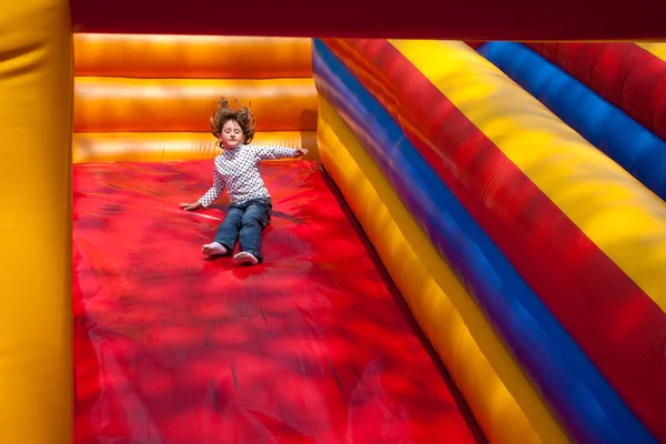 Маленькая девочка наслаждается слайдом — стоковое фото