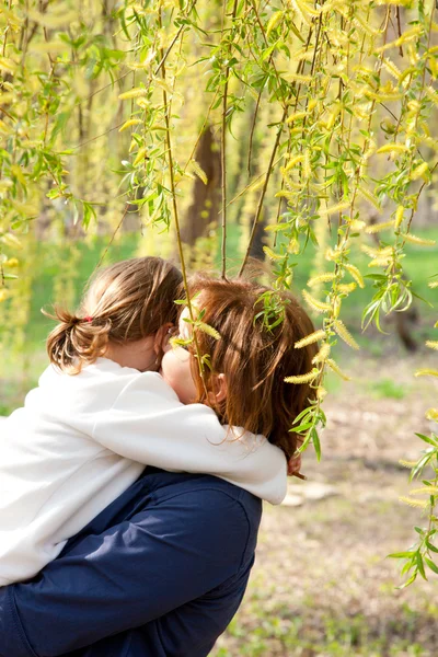 Moeder knuffelen haar dochter — Stockfoto