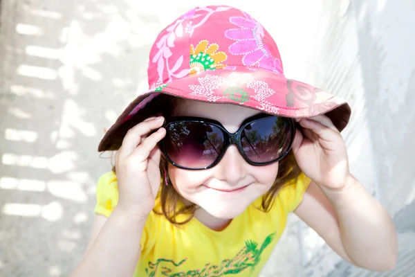 Маленькая девочка в солнечных очках — стоковое фото