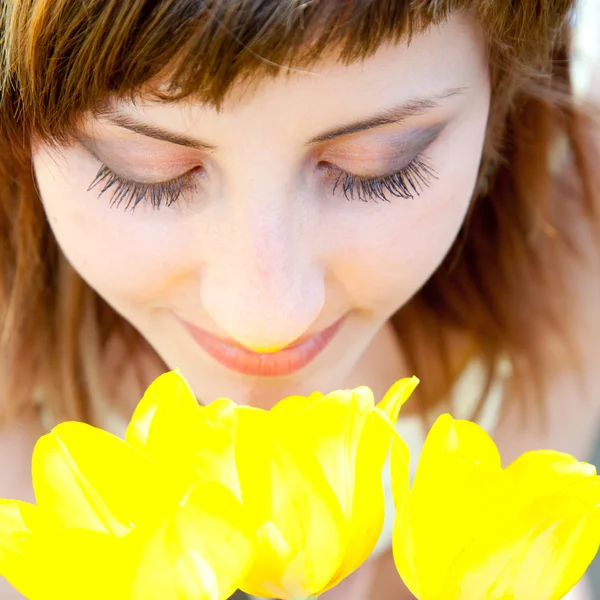Portret met tulpen — Stockfoto