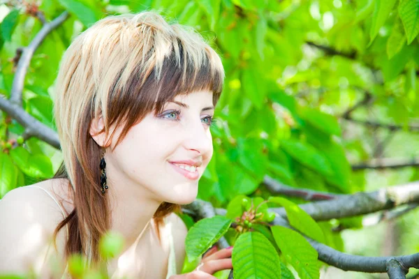 Vacker flicka mellan träden — Stockfoto