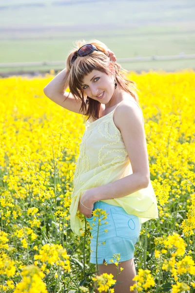 Girl in a rapeseed field — Stock Photo, Image