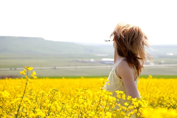 Girl in a rapeseed field — Stock Photo, Image
