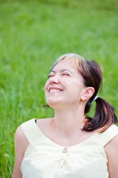 Mulher desfrutando de um dia ao ar livre — Fotografia de Stock