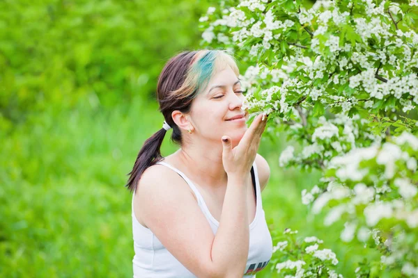 Woman enjoying a day outdoor — Stock Photo, Image