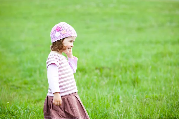 Menina se divertindo ao ar livre — Fotografia de Stock