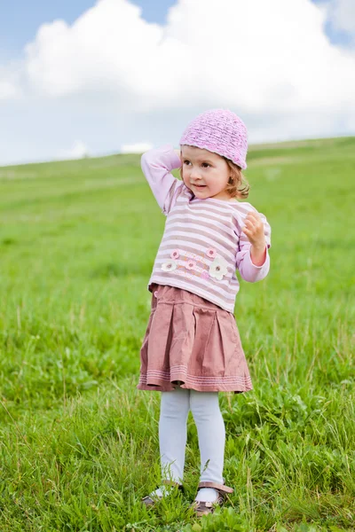 Menina se divertindo ao ar livre — Fotografia de Stock
