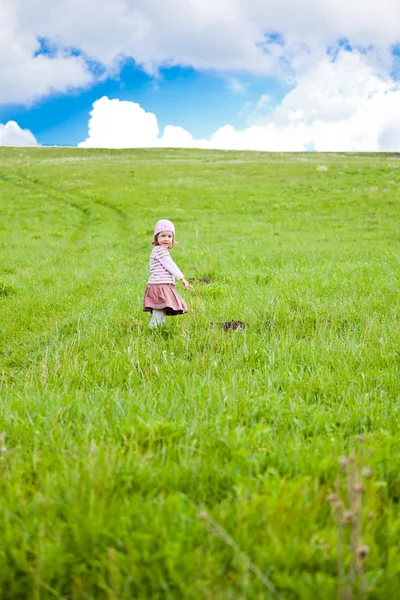 Küçük kız açık havada eğleniyor — Stok fotoğraf