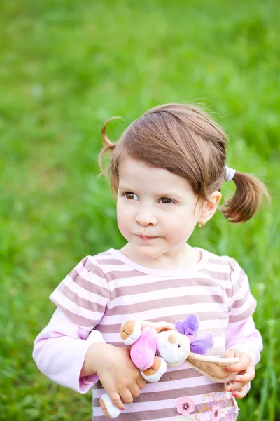 Серьёзная маленькая девочка — стоковое фото