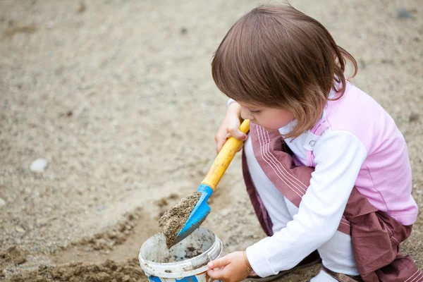 Dziewczynka bawiące się w piasku — Zdjęcie stockowe
