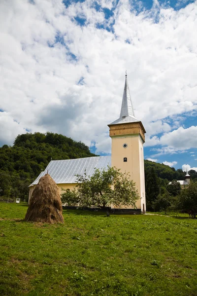 Mittelalterliche Kirche in Corna Dorf — Stockfoto