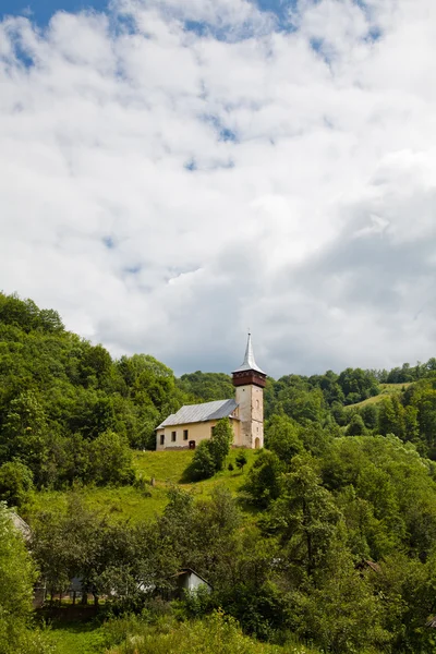 Middeleeuwse kerk in corna dorp — Stockfoto