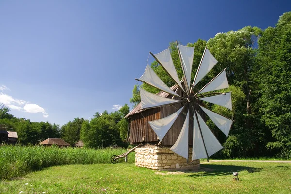 伝統的な風車 — ストック写真