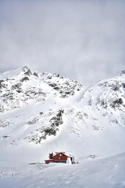 Fagarasi 山をキャビンします。 — ストック写真