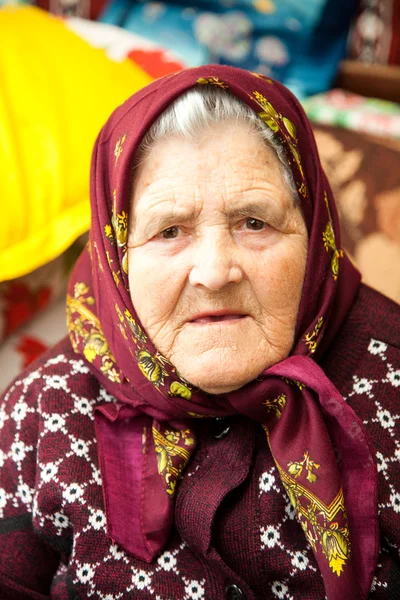 Portrett av en gammel kvinne – stockfoto