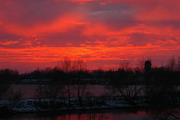 Кроваво-красный закат на Ладожском озере . — стоковое фото