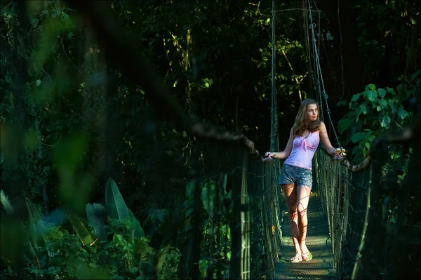 La chica en el puente colgante en madera . — Foto de Stock
