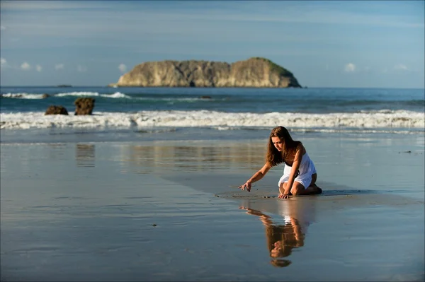 Flickan på en strand. — Stockfoto