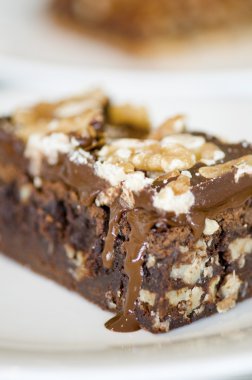 Cevizli brownie beyaz bir plaka üzerinde