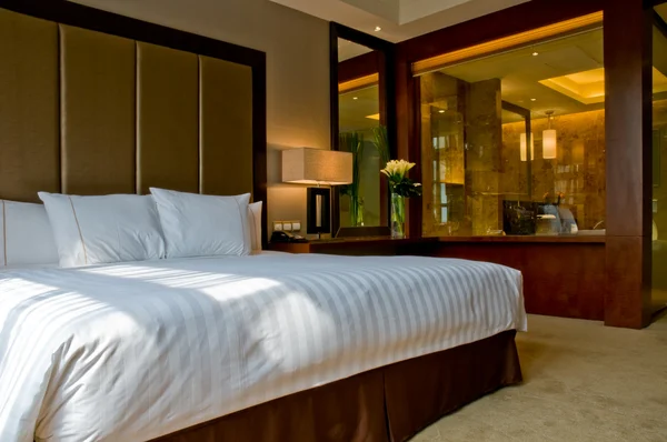 エレガントな 5 つ星の豪華ホテルの寝室 — ストック写真