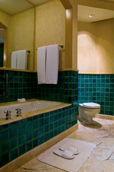 Ванная комната элегантного пятизвездочного роскошного отеля — стоковое фото