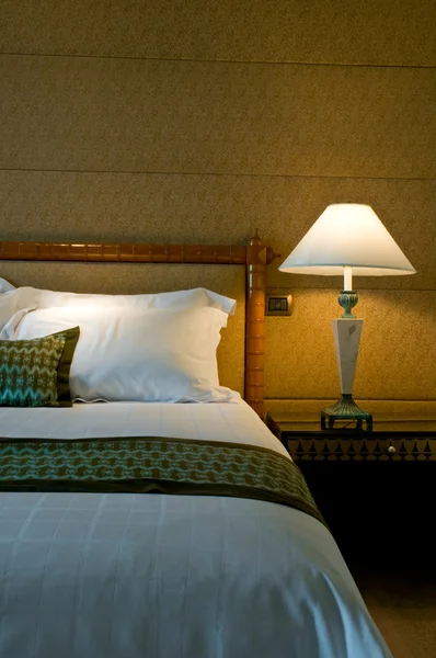 5 つ星のスイートのバスルームとキングサイズのベッド — ストック写真
