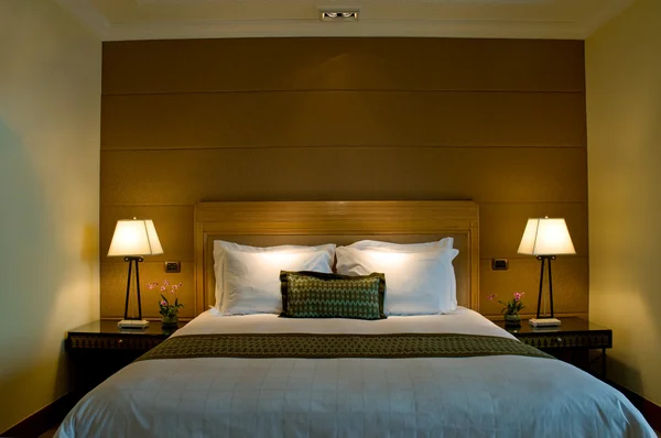 King Size-Bett und Badezimmer einer Fünf-Sterne-Suite — Stockfoto