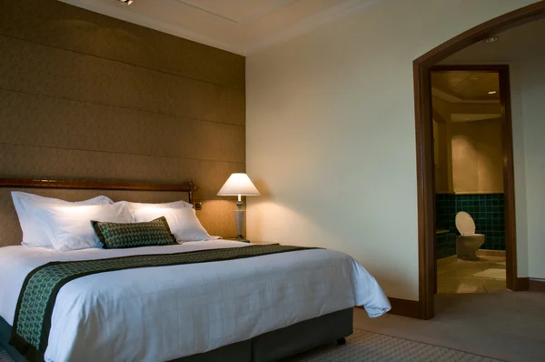 King size ágy és egy öt csillagos suite fürdőszoba — Stock Fotó
