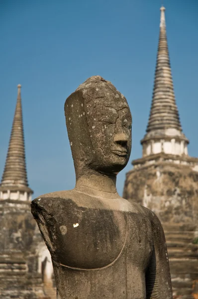 Stupa (chedi) de un Wat en Ayutthaya, Tailandia, con Buddha staue — Foto de Stock