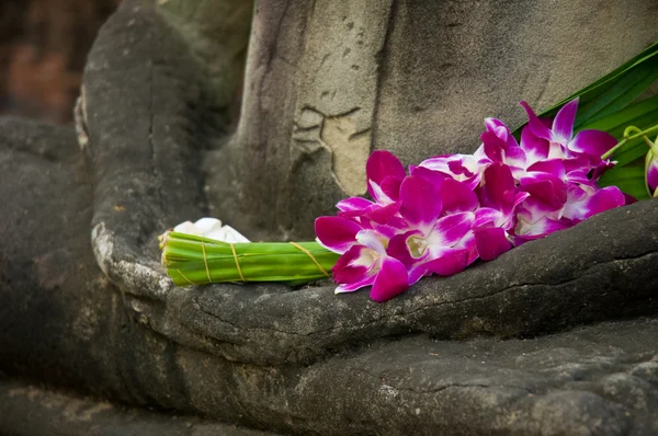 Siedzący Budda w pozycji medytacji, świeże kwiaty orchidei — Zdjęcie stockowe