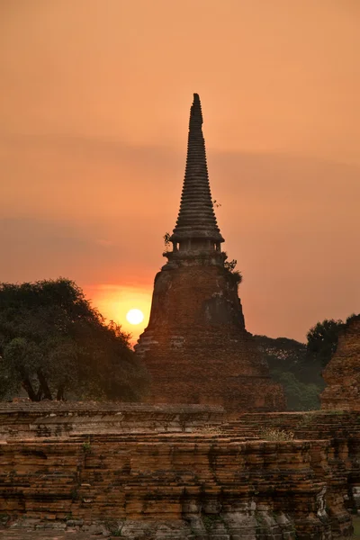 Stupa (chedi) de um Wat em Ayutthaya, Tailândia, durante a final — Fotografia de Stock