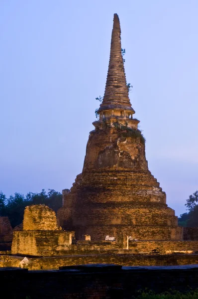Stupa (chedi) eines Wat in Ayutthaya, Thailand, während des Finales — Stockfoto