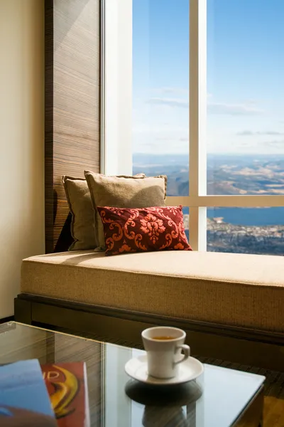 Penthouse suite sala de estar com belo design de interiores — Fotografia de Stock