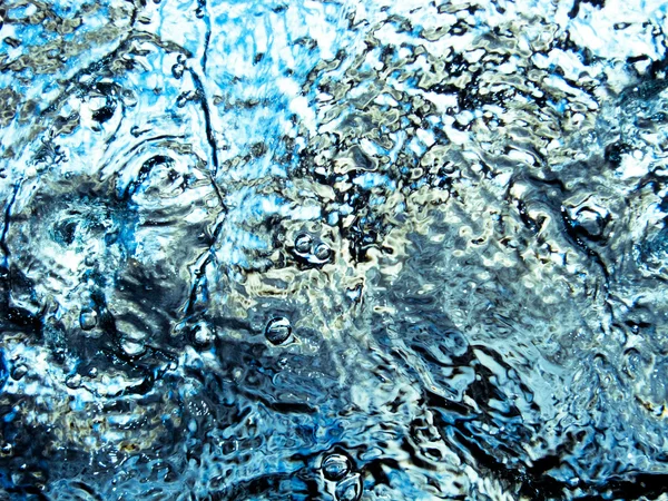 Вода в бассейне, который запирается, как замерзший ручей реки — стоковое фото