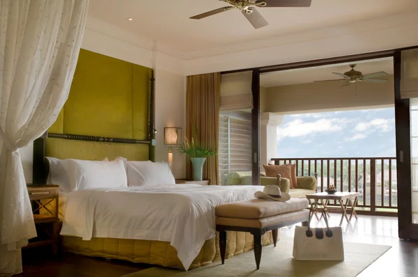 Suite quarto de cama de um resort de luxo — Fotografia de Stock