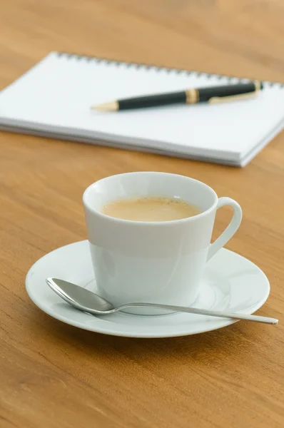 Vit kaffekopp på ett företag — Stockfoto